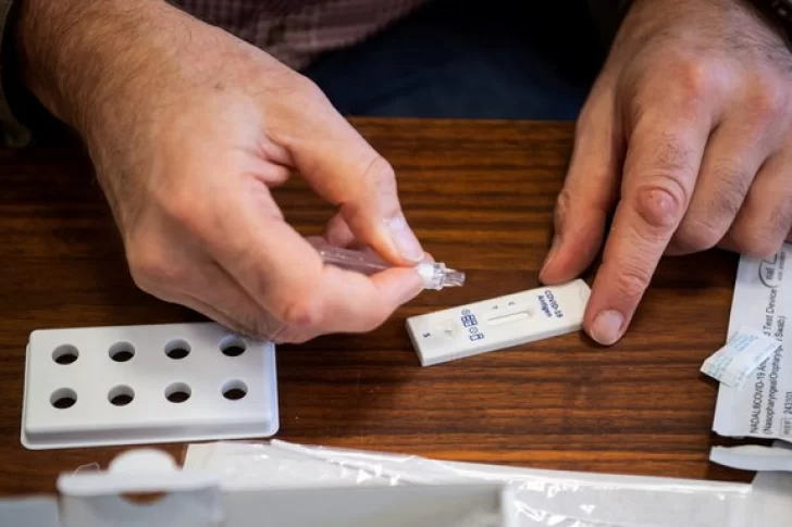 Increíble: venden en Países Bajos un kit para “autocontagiarse” el Covid-19