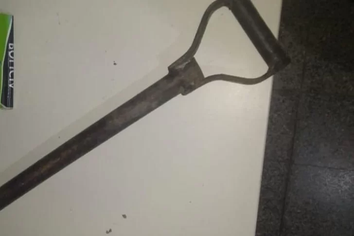 Llegó al hospital con un corte en la cabeza luego de ser atacado por su padre con una pala