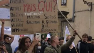 Profesora irá a juicio por llevar una pancarta antisemita en una protesta Profesora irá a juicio por llevar una pancarta antisemita en una protesta