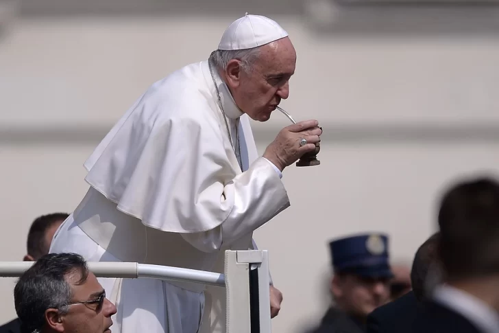 Francisco volvió a las audiencias generales: sin tapaboca y ante 500 fieles amontonados
