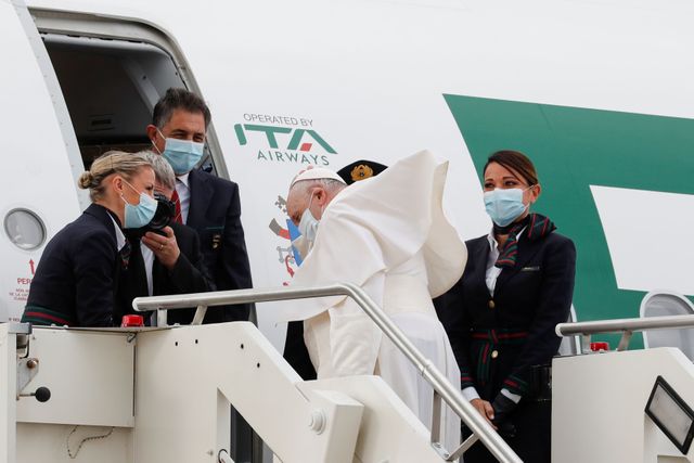 Francisco vuela hacia Chipre para iniciar una visita al Mediterráneo centrada en los refugiados
