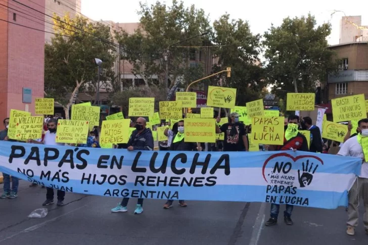 ‘La Ola Celeste’ y ‘Papás en Lucha’ marcharon por el hombre que busca frenar el aborto de su ex