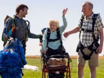 Tiene 104 años y se convirtió en la mujer más longeva en lanzarse en paracaídas Tiene 104 años y se convirtió en la mujer más longeva en lanzarse en paracaídas
