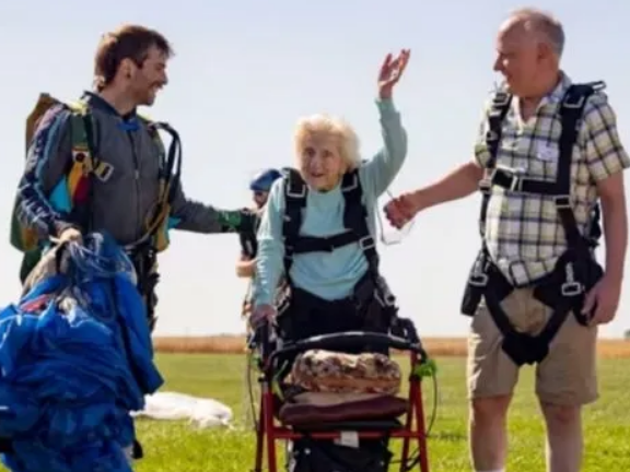 Tiene 104 años y se convirtió en la mujer más longeva en lanzarse en paracaídas Tiene 104 años y se convirtió en la mujer más longeva en lanzarse en paracaídas