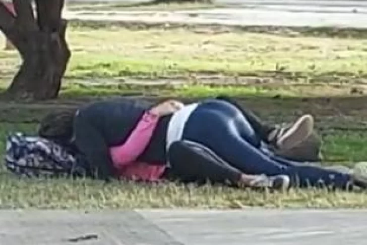 VIDEOS: filman actos obscenos de una pareja en una plaza frente a una escuela