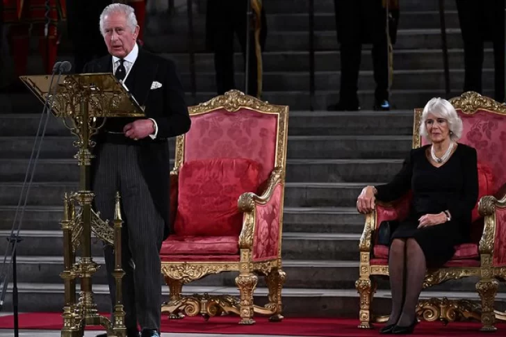 El rey Carlos III se presentó por primera vez ante los legisladores del Parlamento