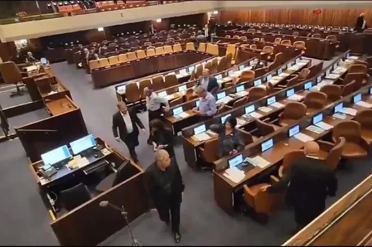 El parlamento israelí interrumpió su sesión por un bombardeo que los obligó a refugiarse