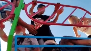 Descarriló un juego en un parque de diversiones en una playa de La Costa y hubo cinco heridos Descarriló un juego en un parque de diversiones en una playa de La Costa y hubo cinco heridos