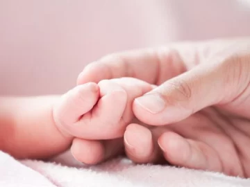 Una mujer dio a luz en su casa con la ayuda de dos policías Una mujer dio a luz en su casa con la ayuda de dos policías