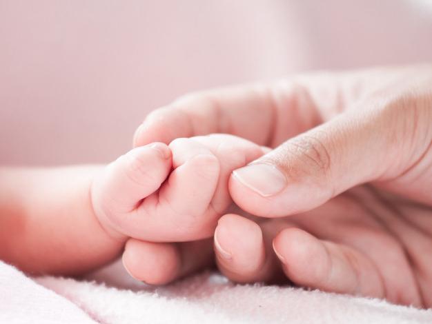 Una mujer dio a luz en su casa con la ayuda de dos policías Una mujer dio a luz en su casa con la ayuda de dos policías
