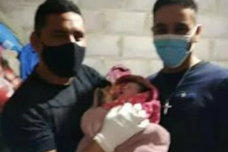 Recibió ayuda de dos policías para dar a luz porque la ambulancia no estaba disponible