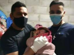 Recibió ayuda de dos policías para dar a luz porque la ambulancia no estaba disponible
