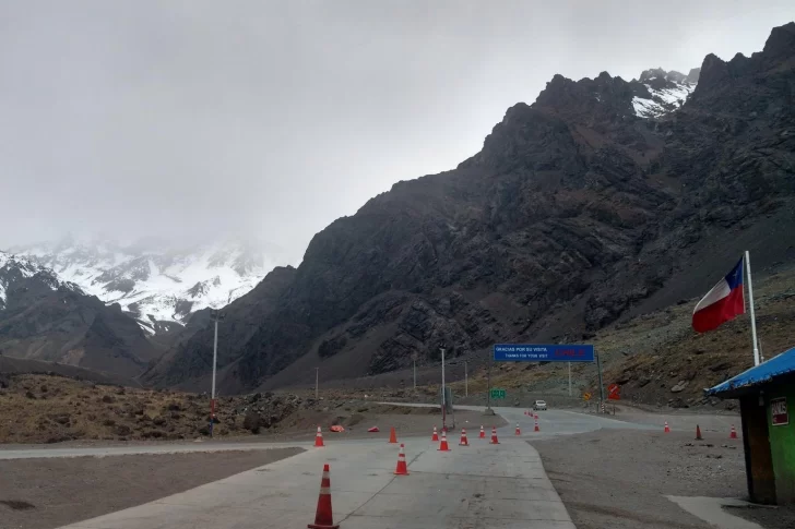 Cerraron el paso a Chile por Mendoza por pronóstico de nevadas en Alta Montaña