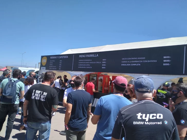 Superbike: el patio de comidas, el lugar elegido para sociabilizar y refugiarse del sol Superbike: el patio de comidas, el lugar elegido para sociabilizar y refugiarse del sol