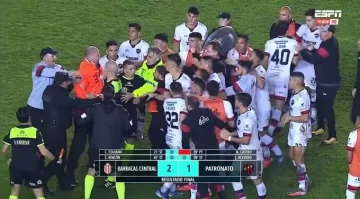 De la agresión de Sava a Baliño a los golpes entre los jugadores de Patronato y la policía: todos los incidentes del triunfo de Barracas