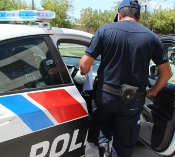 Asaltaron violentamente a una mujer frente a un puesto policial: uno de ellos, condenado Asaltaron violentamente a una mujer frente a un puesto policial: uno de ellos, condenado