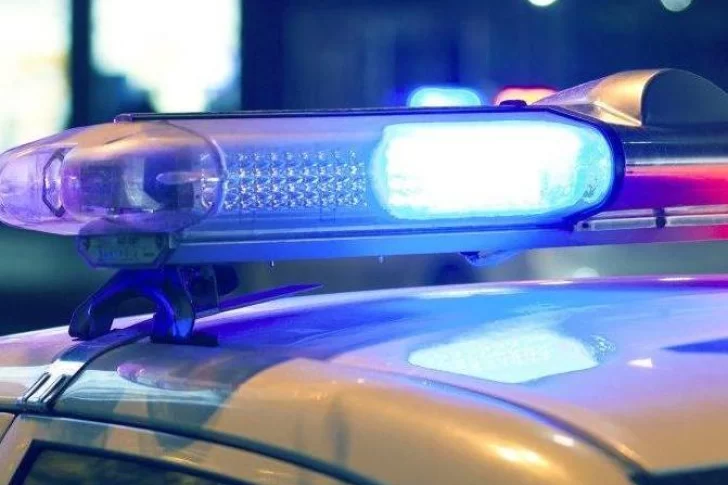 Buscan intensamente a un hombre que se arrojó a un canal para salvar a su hijo