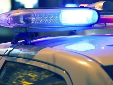 Perdió el control y terminó estrellando su auto contra un árbol Perdió el control y terminó estrellando su auto contra un árbol