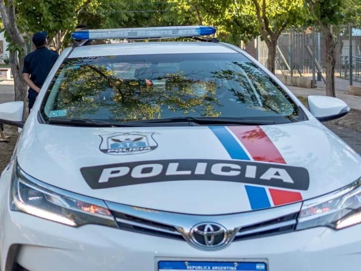 Una mujer llegó a la casa de su expareja, lo amenazó y le asestó al menos tres puntazos