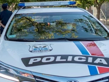 Llegaba a su casa, lo atacaron dos hombres y le robaron dinero y las llaves del vehículo