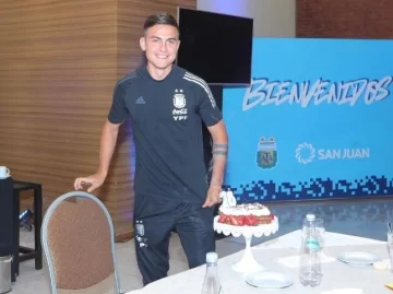 Paulo Dybala festejó su cumpleaños al llegar a San Juan Paulo Dybala festejó su cumpleaños al llegar a San Juan