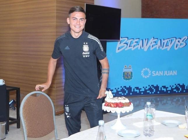 Paulo Dybala festejó su cumpleaños al llegar a San Juan Paulo Dybala festejó su cumpleaños al llegar a San Juan