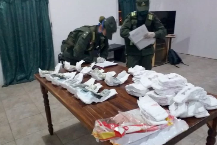 Hallan más de 30.000 dólares no declarados y ocultos entre pañales