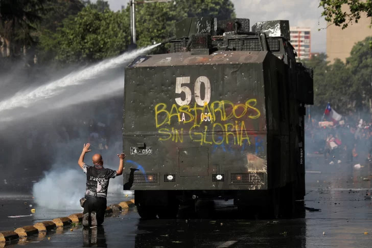 Miles de chilenos salieron a manifestarse y hubo disturbios en Santiago y Valparaíso