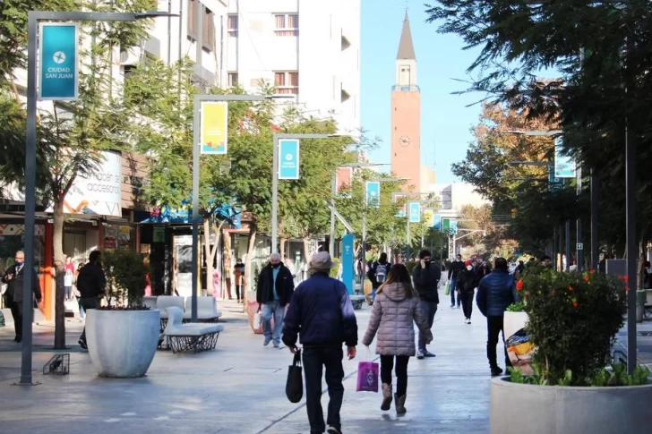 Con el comercio abierto a medias, los servicios del fin de semana extra largo