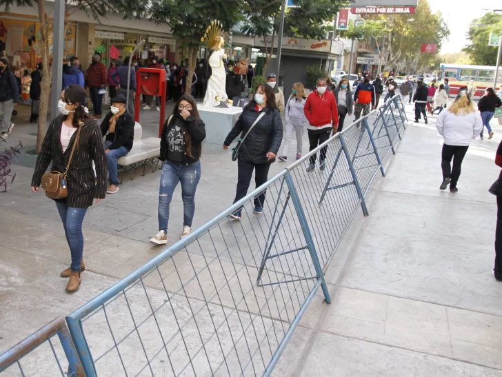 El lunes quitan las vallas en la peatonal y los comerciantes controlarán los permisos El lunes quitan las vallas en la peatonal y los comerciantes controlarán los permisos