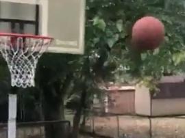 Sin tocarla, encestó una pelota de básquet Sin tocarla, encestó una pelota de básquet