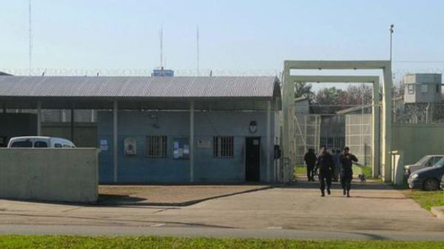 Dos presos se fugaron de una cárcel de Rosario mientras jugaban al fútbol Dos presos se fugaron de una cárcel de Rosario mientras jugaban al fútbol