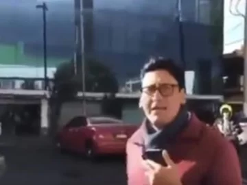 Un periodista cubría la caída de un árbol sobre un auto y se dio cuenta que era el suyo Un periodista cubría la caída de un árbol sobre un auto y se dio cuenta que era el suyo