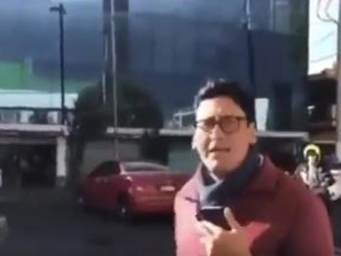 Un periodista cubría la caída de un árbol sobre un auto y se dio cuenta que era el suyo Un periodista cubría la caída de un árbol sobre un auto y se dio cuenta que era el suyo