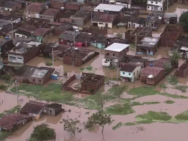 [VIDEO] Una casa se derrumbó en segundos por la lluvia que no cesa en Pernambuco
