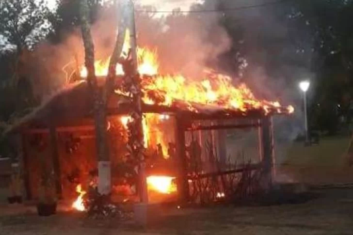 Incendiaron el pesebre y el árbol de Navidad de una plaza