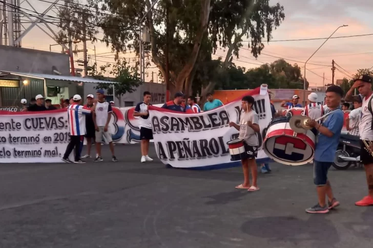 Molestia en Peñarol: hinchas y dirigentes exigen que se realice la Asamblea