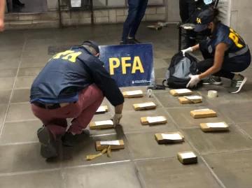 Dan con un narco y le secuestran 13 kilos de marihuana que llevaba en su auto Dan con un narco y le secuestran 13 kilos de marihuana que llevaba en su auto