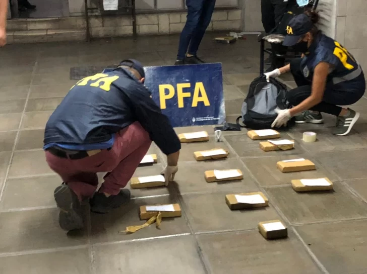 Dan con un narco y le secuestran 13 kilos de marihuana que llevaba en su auto Dan con un narco y le secuestran 13 kilos de marihuana que llevaba en su auto