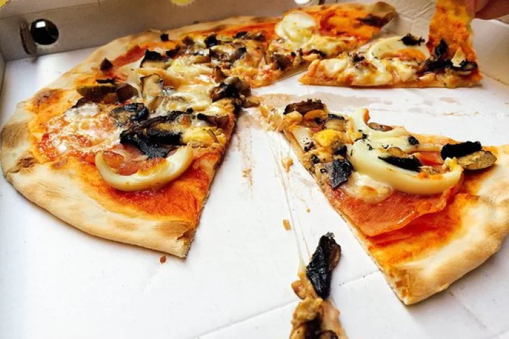 Pidió una pizza y cuando abrió la caja se llevó una desagradable sorpresa