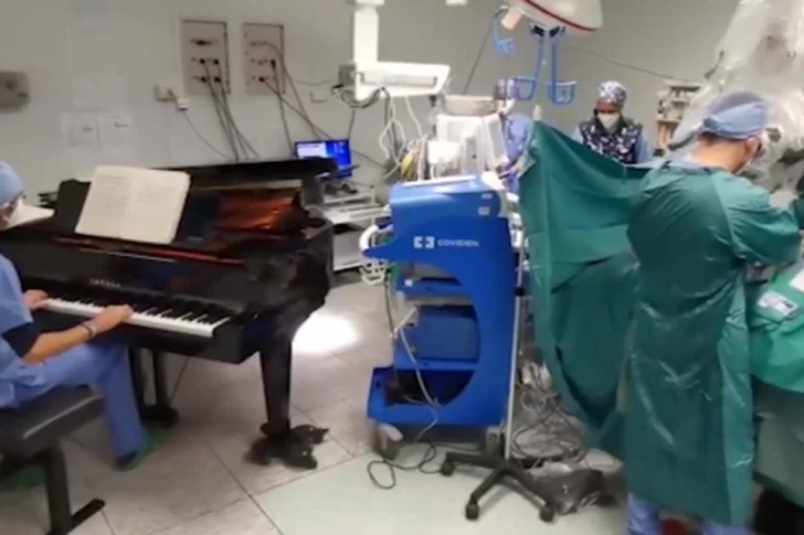 Operaron a un niño de 10 años mientras un doctor tocaba el piano