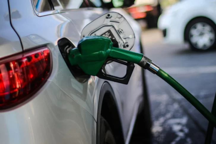 El sábado vuelven a subir las naftas: el aumento será del 3% o más