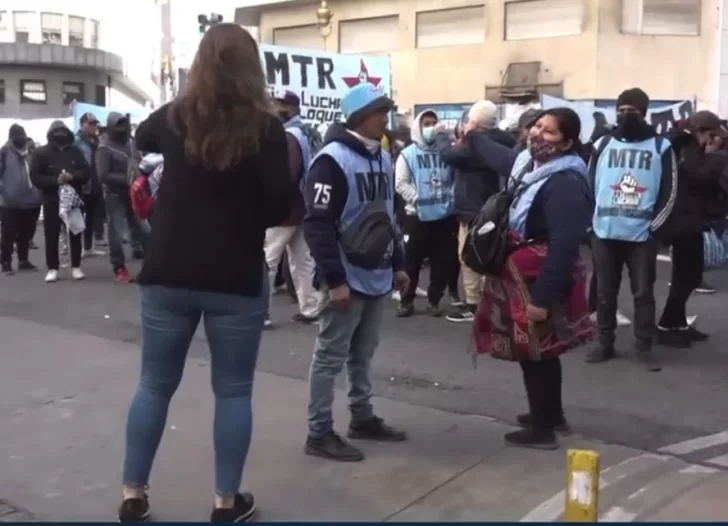 Una mujer se hartó de un piquete y logró que abrieran la calle al tránsito Una mujer se hartó de un piquete y logró que abrieran la calle al tránsito