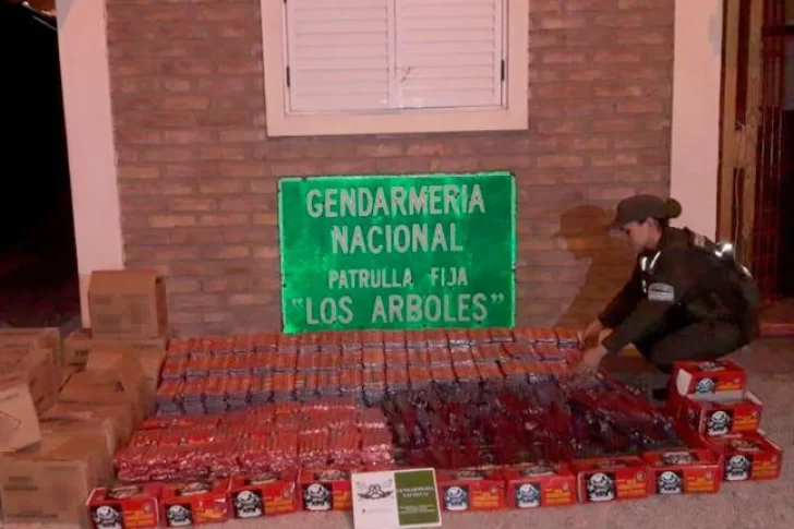 Hallan gran cantidad de pirotecnia oculta entre mosto en un camión que salió de San Juan