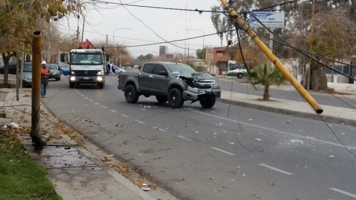 Video: mirá cómo la camioneta perdió el control y se estrelló contra una farola Video: mirá cómo la camioneta perdió el control y se estrelló contra una farola