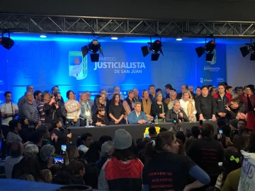 Uñac encabezó en el PJ un encendido acto de repudio al ataque contra CFK Uñac encabezó en el PJ un encendido acto de repudio al ataque contra CFK