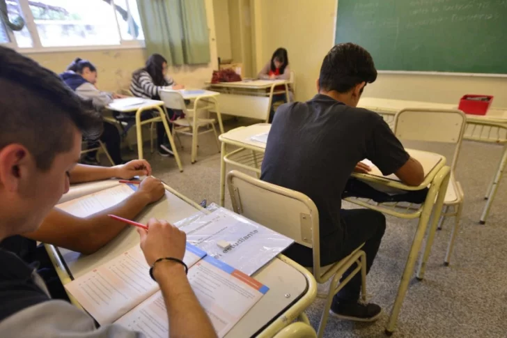 Solo 3 de cada 10 argentinos de los sectores más pobres terminaron la secundaria