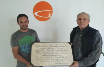 Una placa de la Ruta 12 une pasado con presente y representa la amistad Una placa de la Ruta 12 une pasado con presente y representa la amistad
