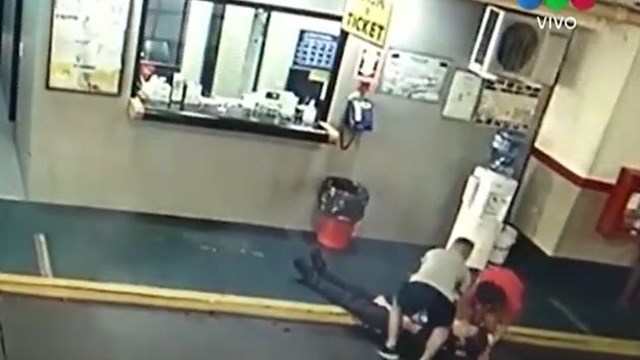 Dejó inconsciente de un golpe a un playero porque encontró su auto rayado Dejó inconsciente de un golpe a un playero porque encontró su auto rayado