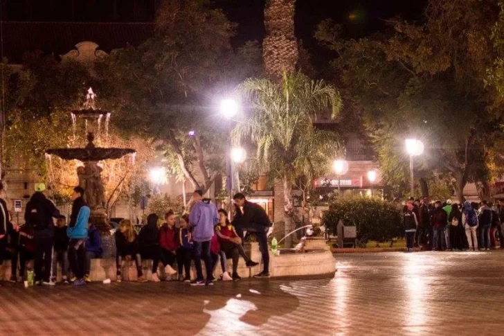 Dos chicas de 14 y 15 años, hospitalizadas luego de ser golpeadas en la Plaza 25 de Mayo